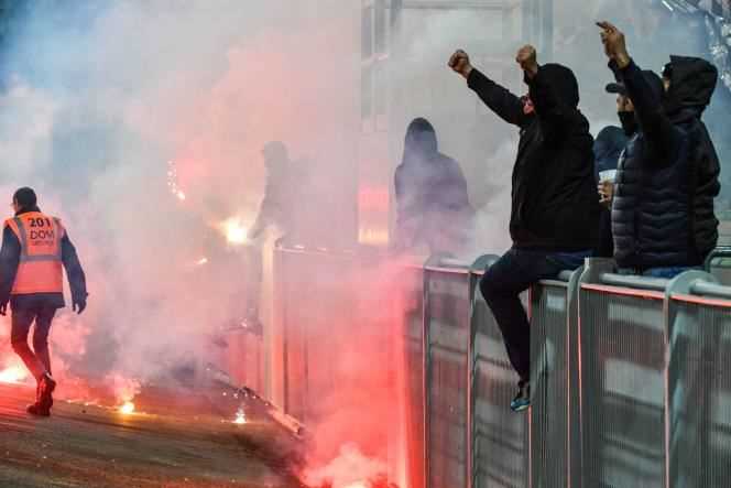 The meeting between Saint-Etienne and Angers on Friday 22 October had to be delayed by one hour following the throwing of smoke on the goal nets, shortly before kick-off, by angry Saint-Etienne supporters.