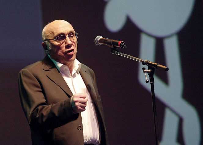 Marcel Bluwal addresses the public after having obtained the silver FIPA, series and feuillletons category, for “A Right Any”, at the 21st International Festival of Audiovisual Programs (FIPA), on January 26, 2008, in Biarritz.