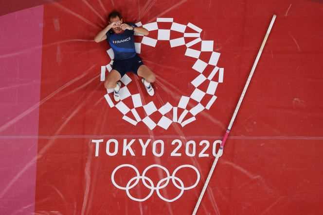 Renaud Lavillenie of the France team in the men's pole vault final at the Tokyo Olympics on August 3, 2021.