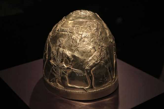 A Scythian golden helmet from the 4th century BC is on display as part of the exhibition entitled “The Crimea.  Gold and Secrets of the Black Sea ”, at the Allard-Pierson Historical Museum in Amsterdam, April 4, 2014.