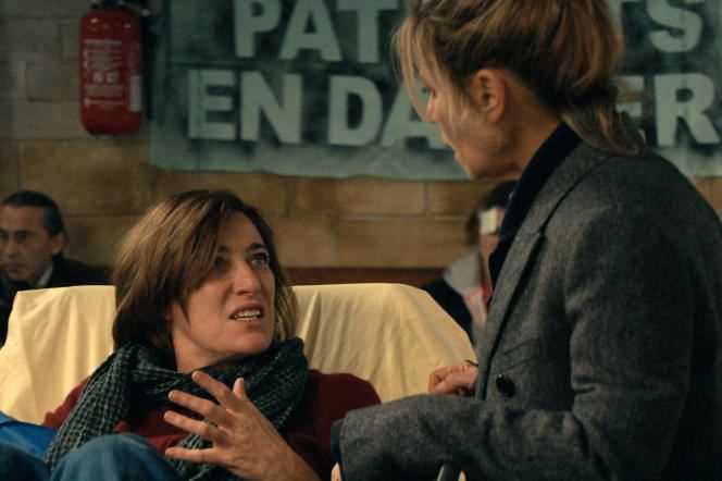 Raf (Valeria Bruni Tedeschi) and Julie (Marina Foïs) in “La Fracture”, by Catherine Corsini.