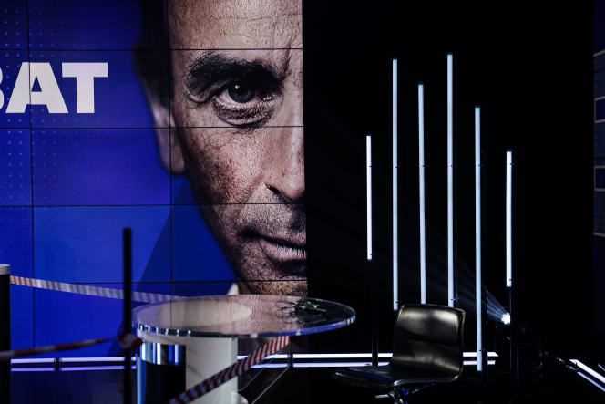 The BFM-TV set, before the debate between Eric Zemmour and Jean-Luc Mélenchon, in Paris, September 23.
