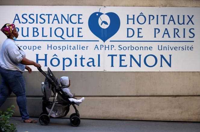 A woman and her baby in front of the Tenon hospital, in Paris, on September 23, 2021.
