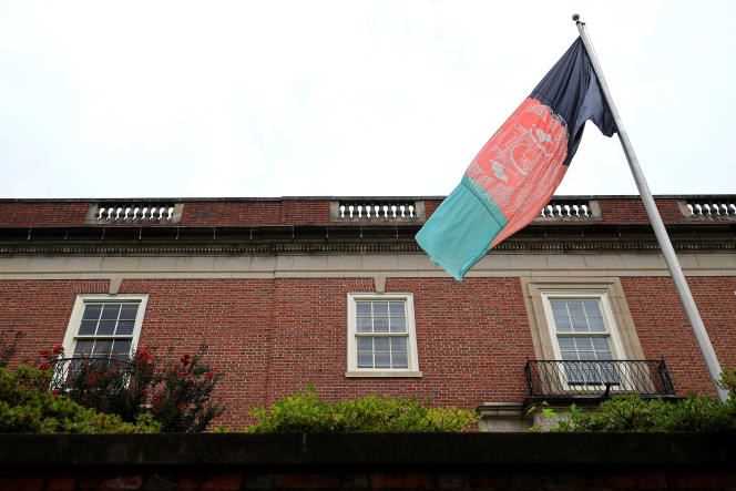 The pre-Taliban Afghanistan flag in front of the country's embassy in Washington, August 16, 2021.