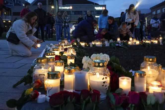 Flowers and candles at the scene of the attack, in memory of the victims, in Kongsberg (Norway) on October 14, 2021.