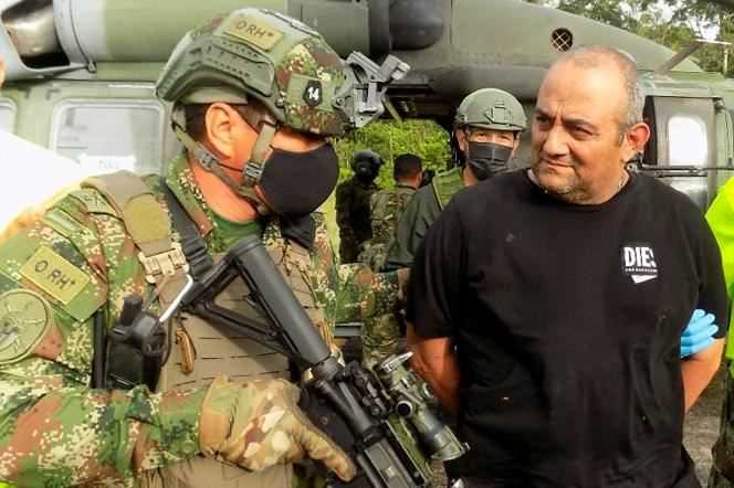 Dario Antonio Usuga, alias Otoniel, drug trafficker, chief of the “Gulf clan”, escorted by Colombian soldiers after his capture, in Turbo, on October 23, 2021.