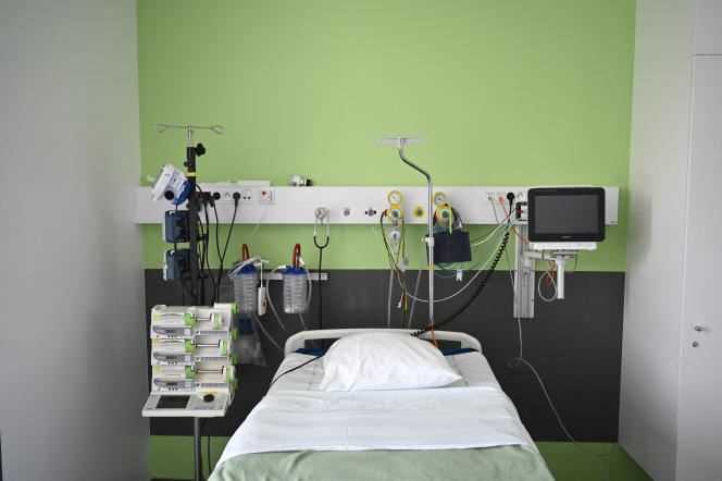 Despite the pandemic, more than 5,700 full hospital beds were closed in 2020 in French health establishments, reported a study by the Ministry of Health at the end of September.
