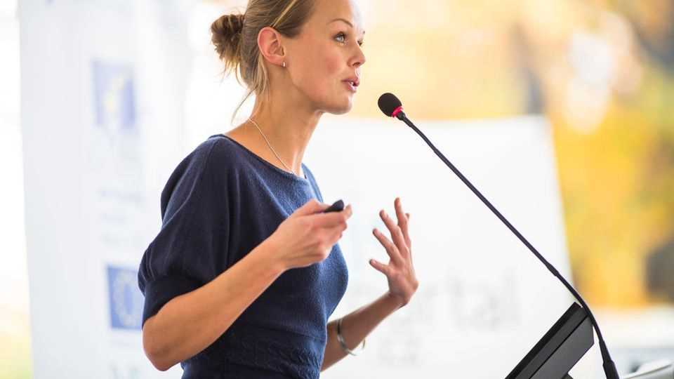 5 tips for confident body language: Woman giving a speech
