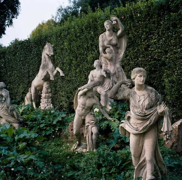 The square of the Niobides in the garden of the Villa Medici, casts of ancient statues restored in the 20th century by the sculptor Michel Bourbon at the request of Balthus, then director of the Villa.