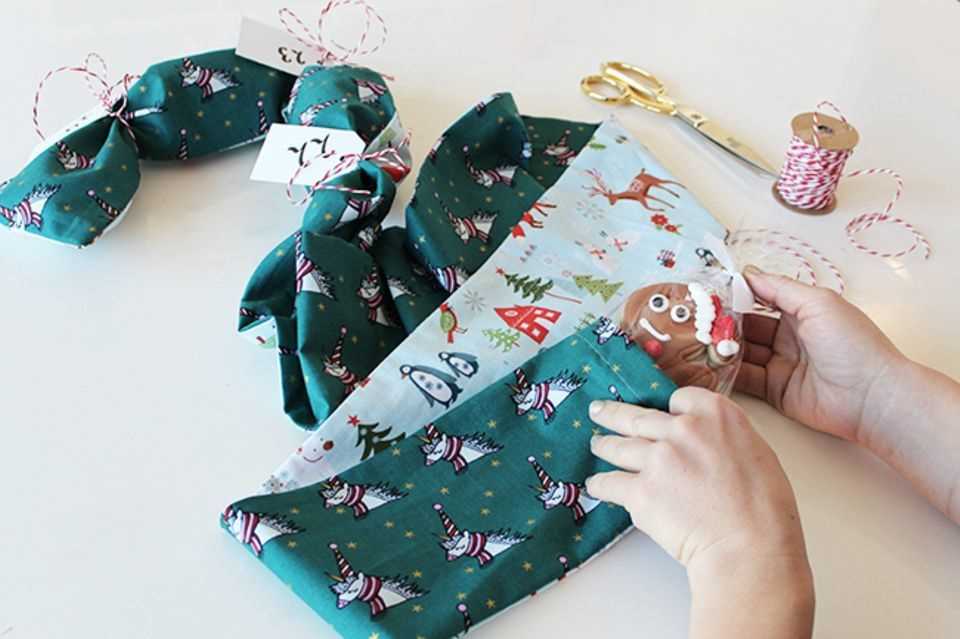Sewing an advent calendar from a roll of fabric: fill the calendar