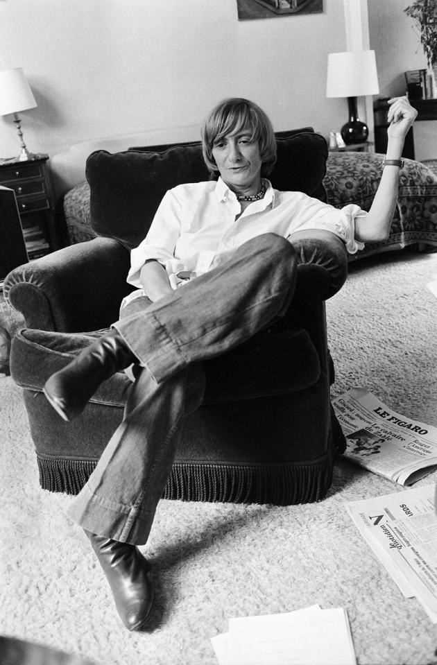 The novelist Françoise Sagan (1935-2004), photographed at her home in Paris, around 1975. Jacques Cuinières / Roger-Viollet