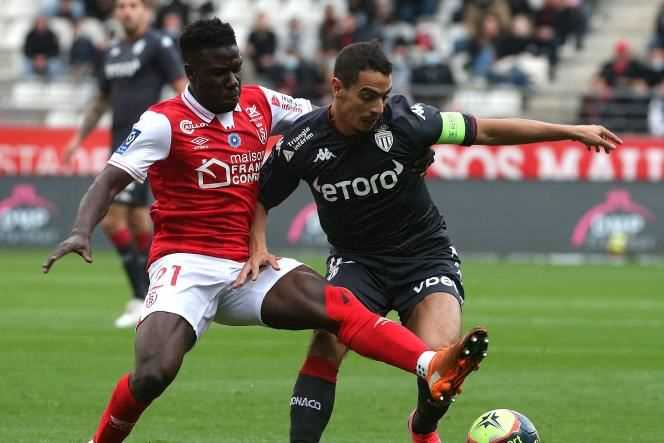 Azor Matusiwa dueling with Wissam during the match between Stade de Reims and AS Monaco at Stade Auguste-Delaune, November 7, 2021.