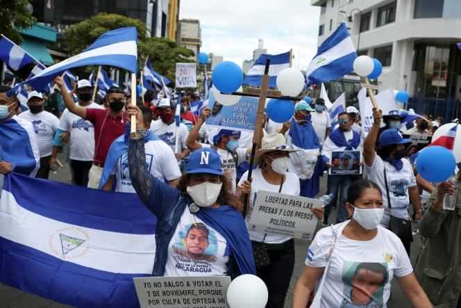 Nearly a thousand Nicaraguan exiles in Costa Rica demonstrated in San José on November 7, 2021, against their country's presidential elections.
