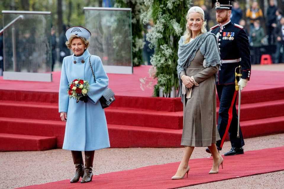 Queen Sonja relies on a classic handbag - unfortunately in a rather unsuitable color