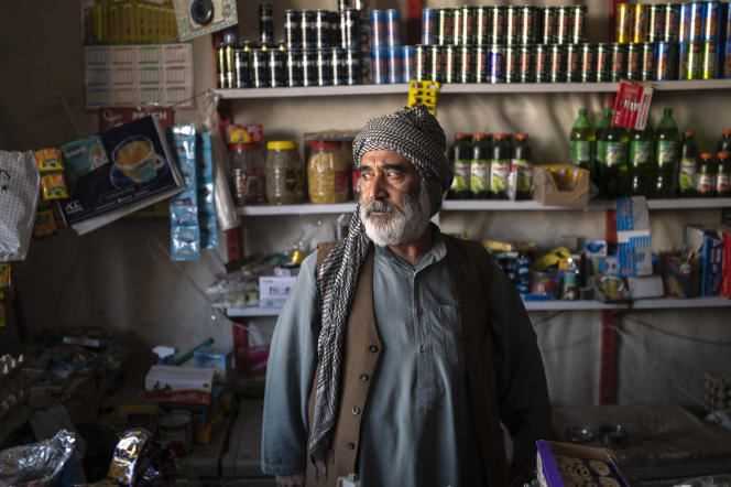 Momen Agha in her grocery store opposite the Shiite Fatemieh Mosque in Kandahar (Afghanistan), November 4, 2021.
