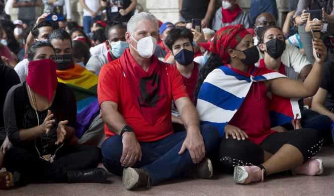 Cuban President Miguel Diaz Canel, on November 14, joined communist students, who have been organizing a sit-in since Friday evening at Parque Central, near the Capitol, in support of the government.
