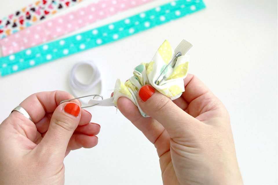 Sewing the scrunchie: insert the elastic