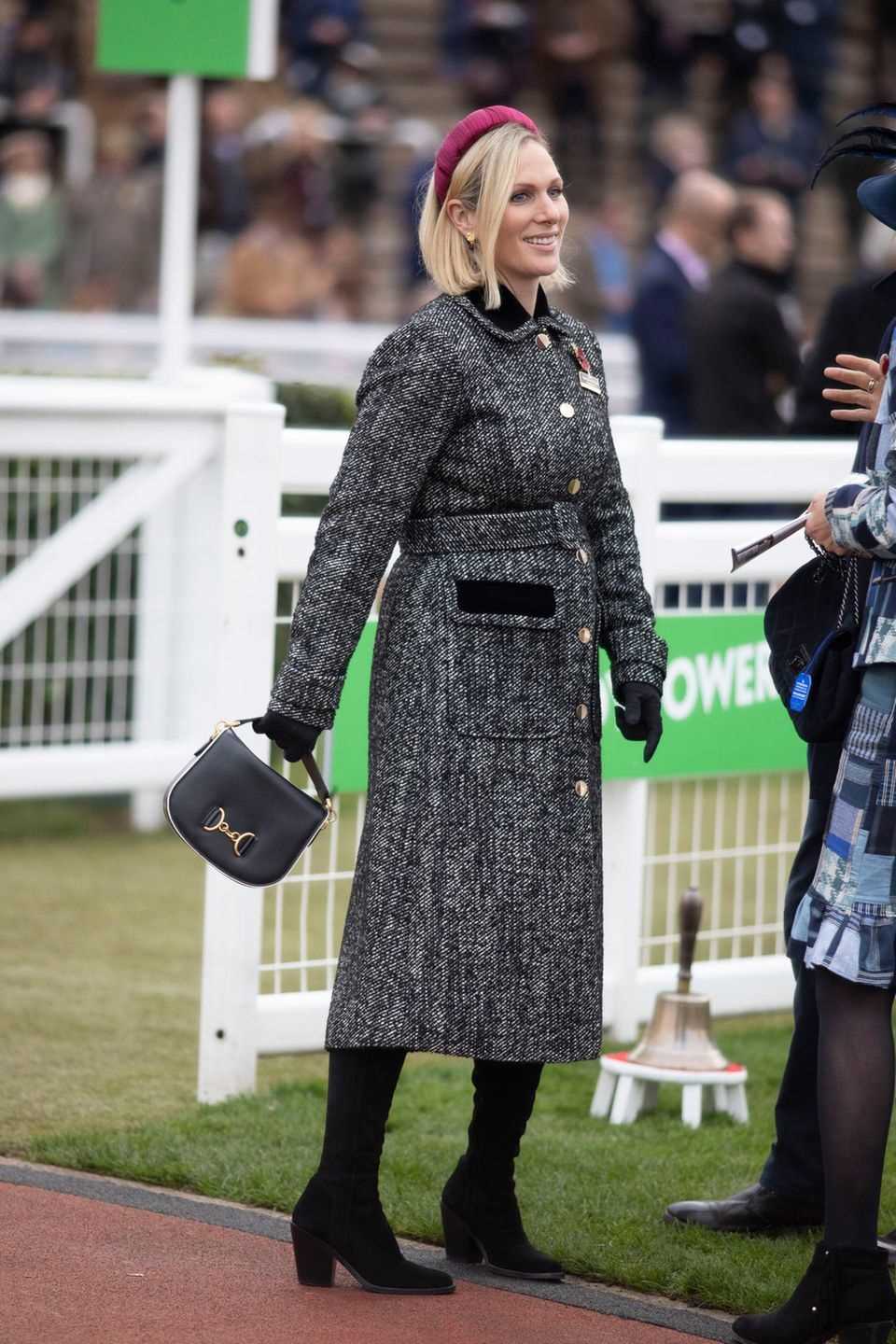 Velvet headband, mini handbag and tight-fitting bouclé coat: Zara Tindall's outfit is strongly reminiscent of Duchess Catherine's. 