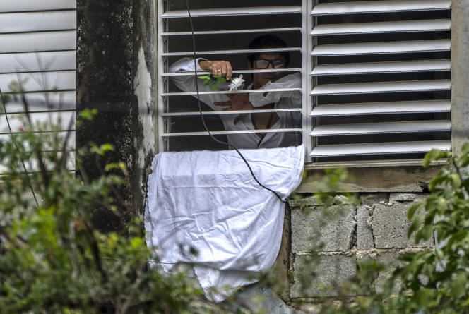 The opponent Yunior Garcia Aguilera kept at his home by the police to prevent him from parading in Havana, November 14, 2021.