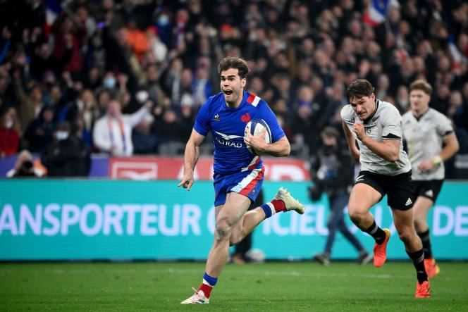 Against the All Blacks (in white), Damian Penaud scored the fourth French try.