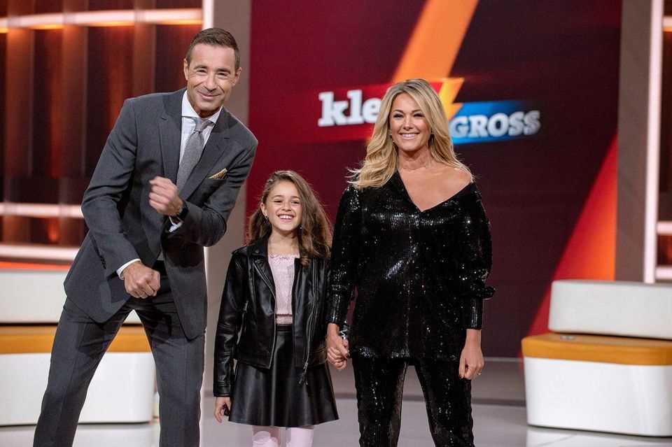Helene Fischer in the ARD broadcast "Small against big - the unbelievable duel" with Kai Pflaume (left) and her little fan Giulia (center).