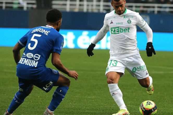 The defender of Saint-Etienne (here in white), Miguel Trauco, author of the only goal of the match against Troyes, on November 21, 2021.