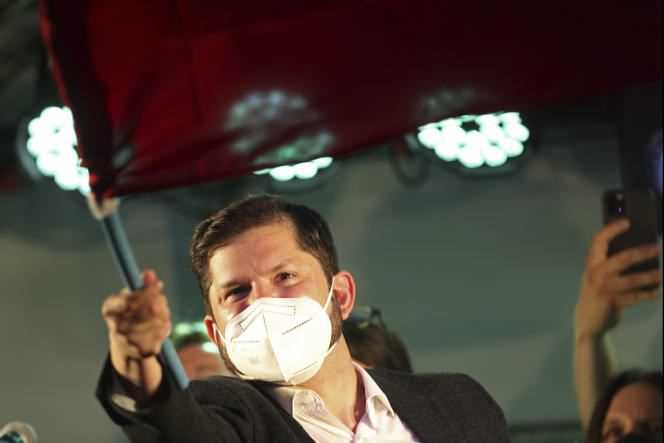 Gabriel Boric, leader of the left-wing coalition “Apruebo Dignidad”, in front of his supporters, in Santiago, November 21, 2021.