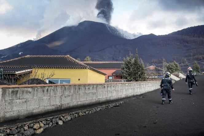 Members of the Spanish Emergency Military Unit (EMU) monitor gas emissions in an ash-covered area of ​​Las Manchas, following the eruption of the Cumbre Vieja volcano on the Canary Island of La Palma, on November 19, 2021.