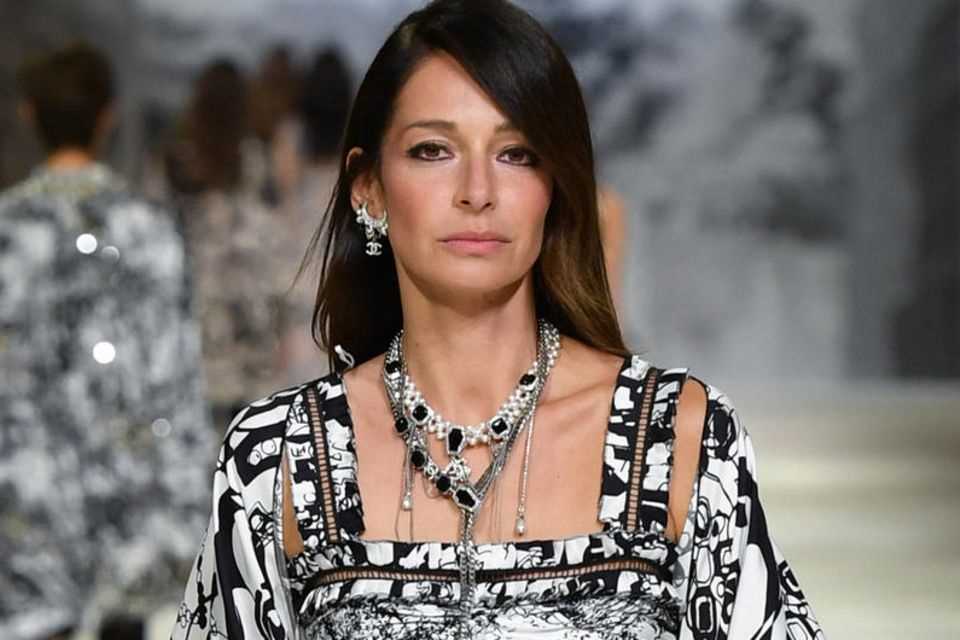 Not only Kim Kardashian loves the combination of rhinestones and silver, you can also see the material mix at Chanel on the catwalk. 