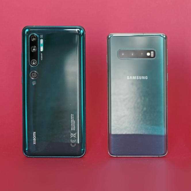 The Xiaomi Mi Note 10 seen from the back, next to the much more compact Samsung S10.