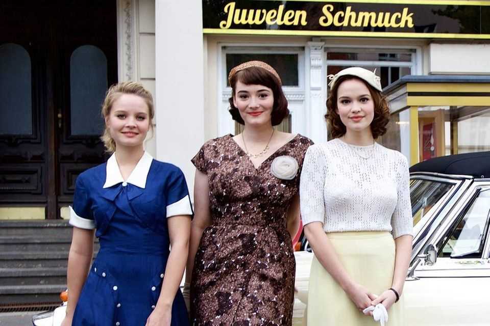 Sonja Gerhardt (Monika Schöllack), Maria Ehrich (Helga Schöllack) and Emilia Schuele (Eva Schöllack) on the set for the ZDF TV movie in 2015 "Ku'damm 56".
