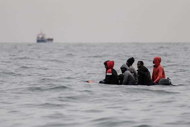 Migrants try to cross the Channel, between Sangatte and Cap Blanc-Nez, on August 27, 2020.
