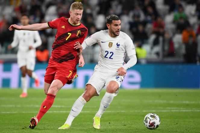 Theo Hernandez (in white) aligned as a left piston against Belgium's Kevin de Bruyne, on October 7, 2021, in Turin, in the semifinals of the League of Nations.