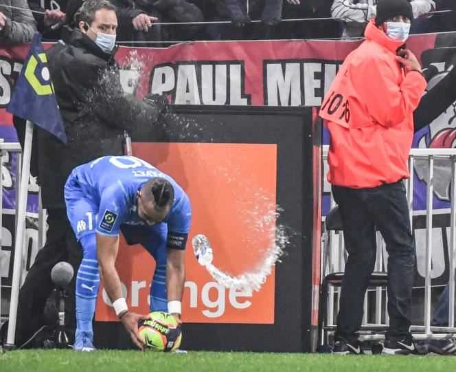 Sunday, November 21, Dimitri Payet was the target of a water bottle throw, while he was about to take a corner during Lyon-Marseille.