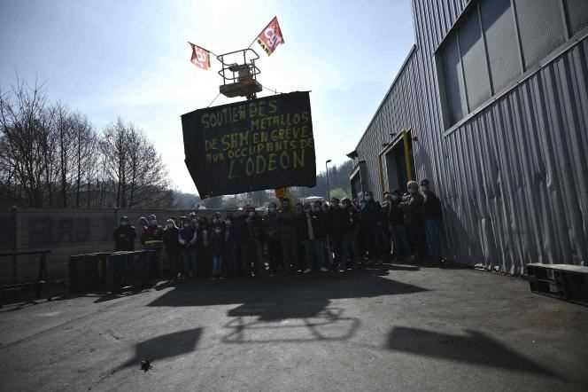 Striking employees of the Aveyron company of metallurgy protest against the job cuts, in Viviez (Aveyron), March 10, 2021.