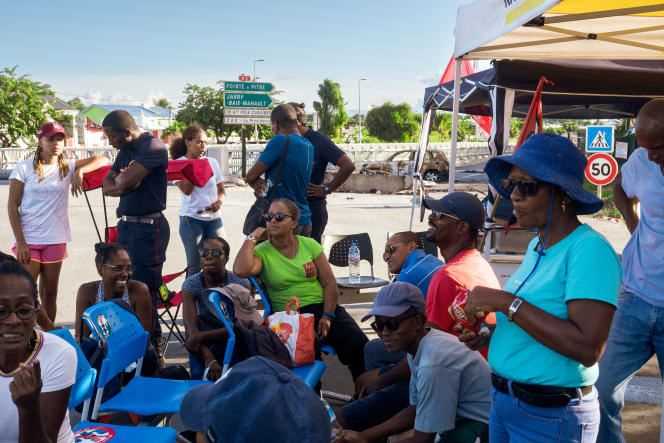 In the town of Abymes in Guadeloupe, striking (and requisitioned) firefighters, including FO unionists, occupied the Perrin roundabout on November 21.  They are supported and joined by nursing and teaching staff.