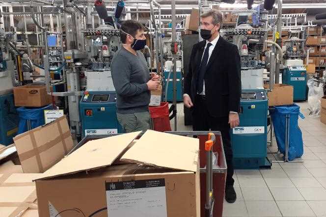 Arnaud Montebourg, during the visit of the Missegle workshop, manufacturer of sweaters and socks in Burlats (Tarn), and Gaëtan Billant, assistant to the management of Missègle, on November 4, 2021.