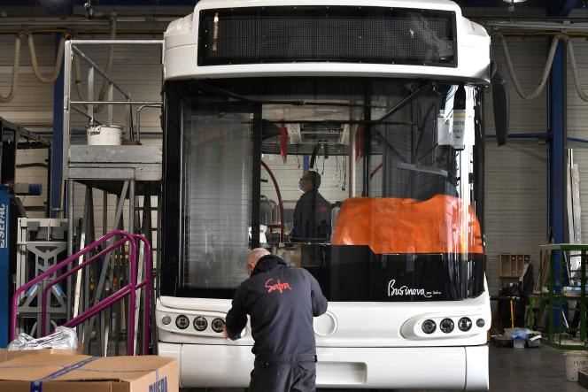Safra technicians are working on the construction of a Businova hydrogen bus, in Albi (Tarn), on March 4, 2021.