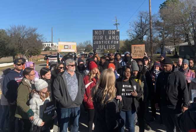 People mobilized to obtain the commutation of the death sentence of Julius Jones, on November 18, in front of the prison of Norman (Oklahoma).