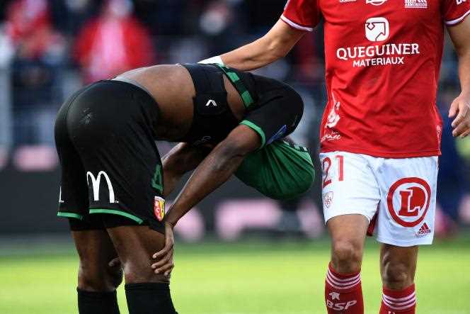 Lens player Kevin Danso hides his face with his jersey after his team's heavy defeat in Brest (4-0) on November 21, 2021 in Brest.