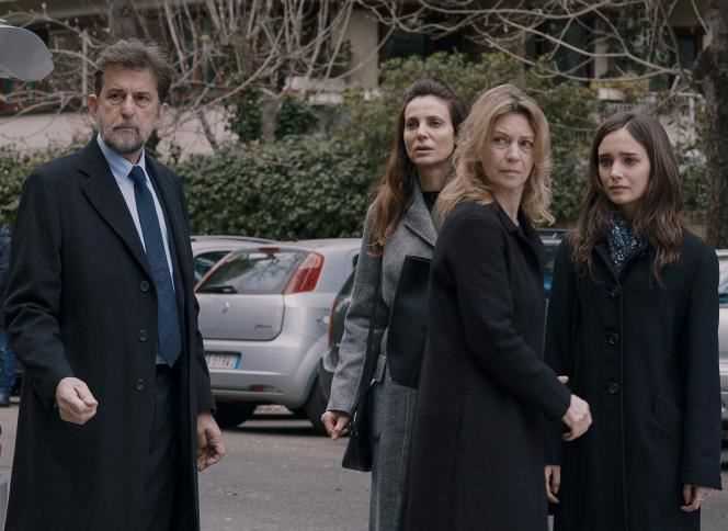 From left to right: Vittorio (Nanni Moretti), Karen Di Porto, Dora (Margherita Buy) and Charlotte (Denise Tantucci) in “Tre piani”, by Nanni Moretti.