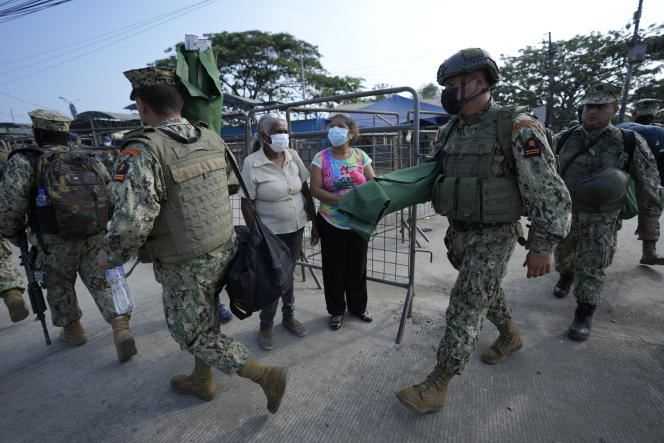 Soldiers leave Guayaquil Penitentiary after riots on November 14, 2021.