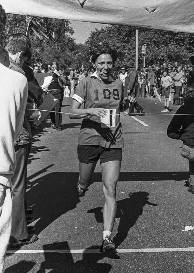 Nina Kuscsik crossing the finish line of the New York City Marathon in 1972.