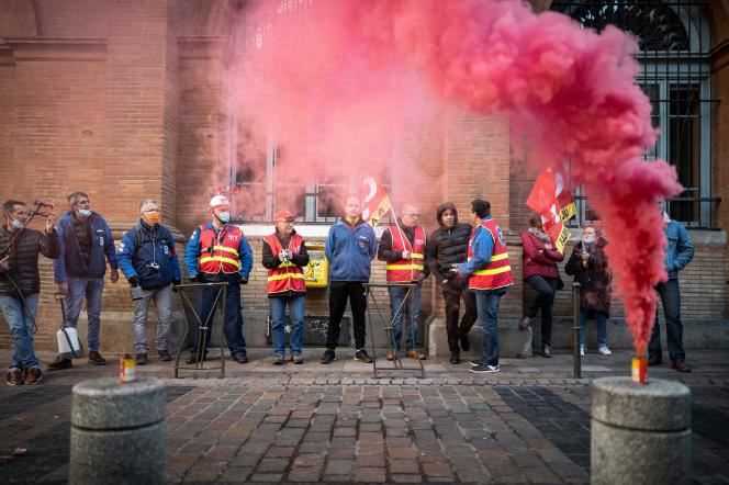 Striking employees of the Aveyron company of metallurgy demonstrate in front of the Toulouse commercial court on November 19, 2021.