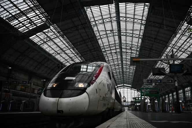 TGV at the quayside, at Bordeaux Saint-Jean station, on November 25, 2021.
