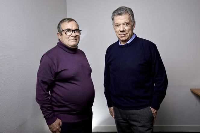 Rodrigo Londoño (left), ex-commander-in-chief of the FARC, and Juan Manuel Santos, former president of Colombia, in Paris, at the offices of Science Po, in November 2021.