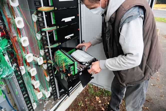 An optical fiber installer working for Scopelec, in Nandy (Seine-et-Marne), November 16, 2021.