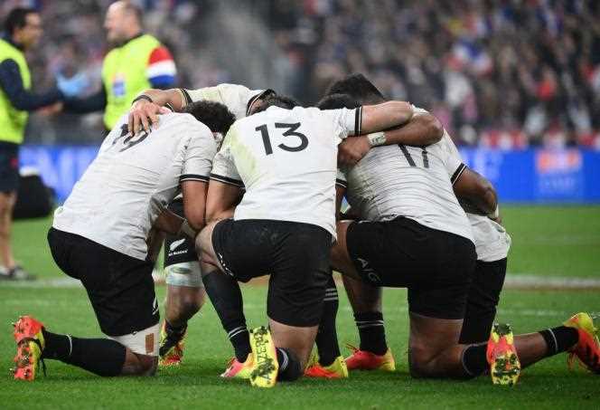 The New Zealand players reunite after their defeat against the XV of France, on November 20, 2021, at the Stade de France.