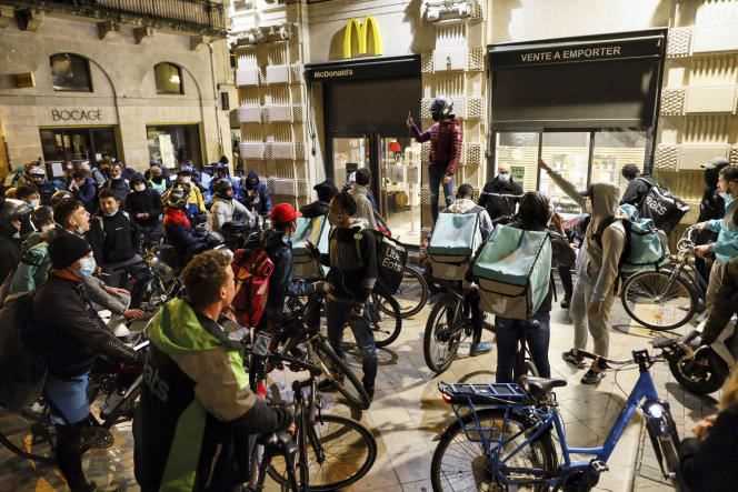 A hundred delivery men working for Uber Eats, Deliveroo or Stuart demonstrated in front of a McDonald's in Bordeaux, on October 31, 2020, to denounce the deterioration of their working conditions.