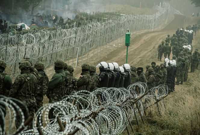 Polish soldiers and police keep watch on November 12, 2021 near Kuznica, the border with Belarus, where thousands of migrants are massed.